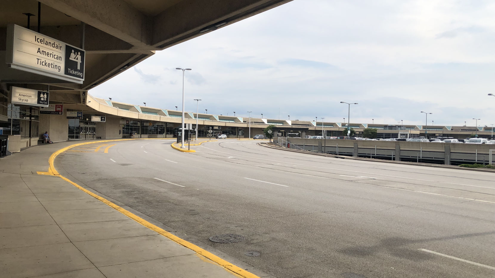Terminal C departures loop at MCI. The roof beams from the previous photo extend out into the awning over the roadway, and wherever two beams intersect at the end of an awning, a small notch is cut out.