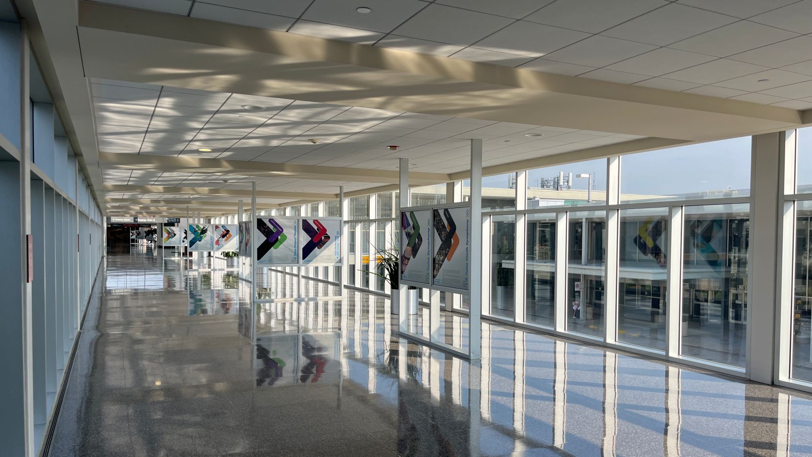 Hallway overlooking departures loop.